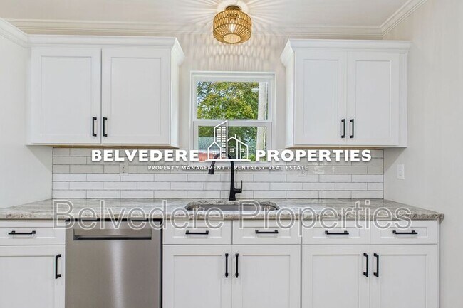 Building Photo - 2322 Fernwood Dr