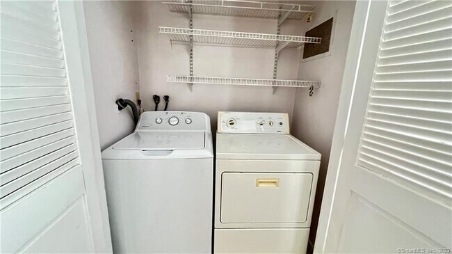 Building Photo - 25 Farmington Meadow Dr