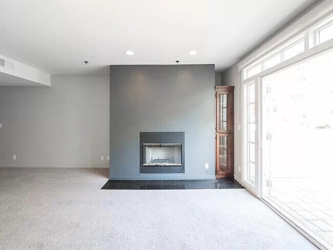 Building Photo - 2222 N Beachwood Dr