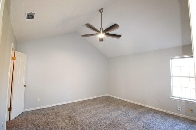 Building Photo - 5558 Oak Branch Cir N