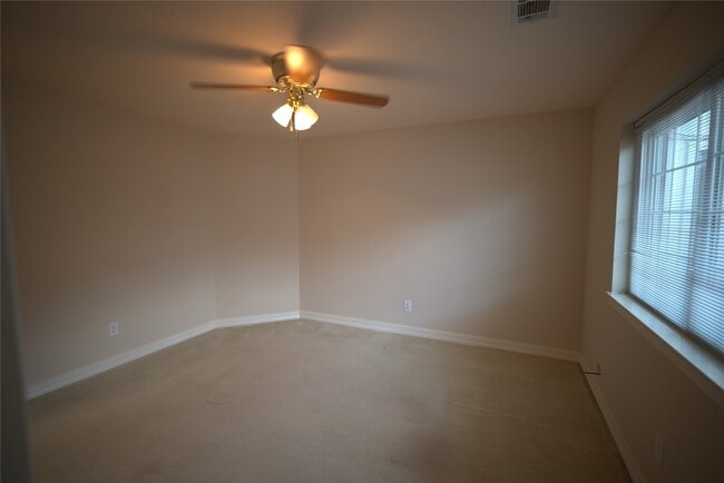 Building Photo - 1839 Lakewinds Dr
