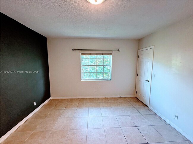 Building Photo - 2424 SE 17th St