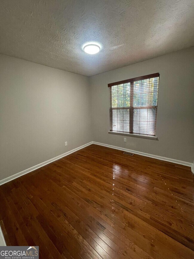 Building Photo - 3015 Cascade Manor Dr