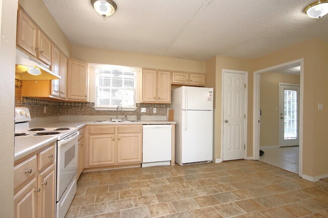 Building Photo - Move-in Ready Spacious & Pet-Friendly 3/2 ...