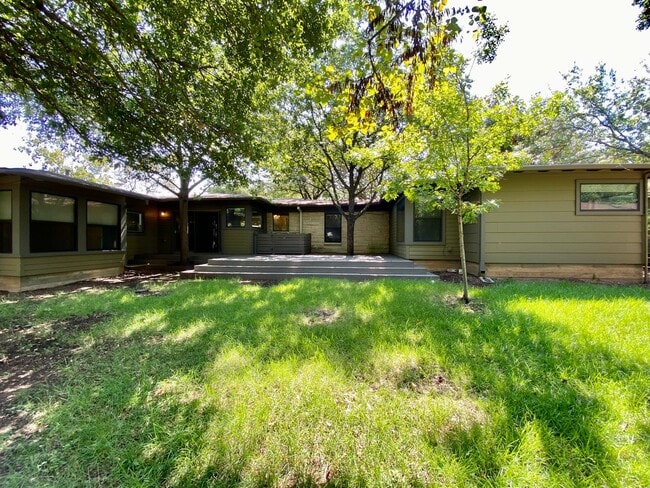 Building Photo - Charming 4 Bedrooms, 3 Bathrooms Home in Allandale!!!!