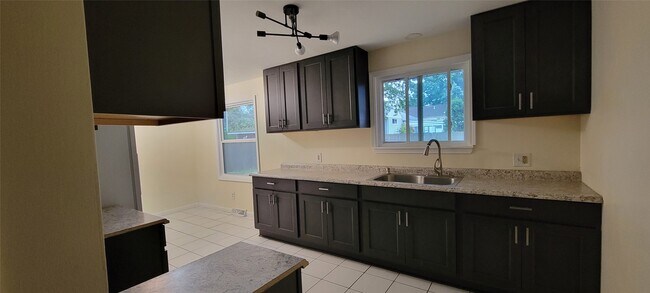 Building Photo - 2845 W 31st St