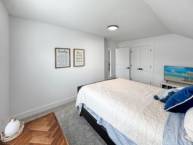 Building Photo - Newer Construction Meets Historic Cooper Young Charm • 5bd / 3ba