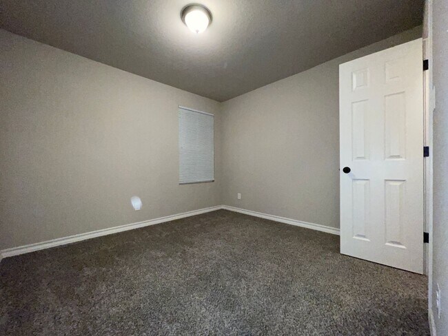 Building Photo - Town home for rent