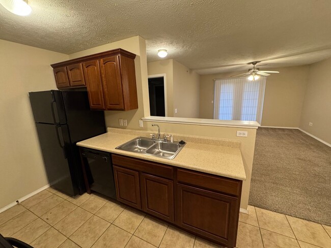 Building Photo - 2 bedroom -2 bathroom top floor apartment