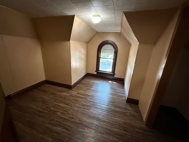 Building Photo - 721 E Kemp Ave