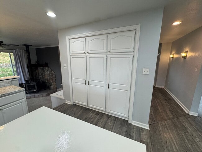 Building Photo - Spacious Private Oasis - 3 Bedroom 2 Bathroom House in Green Tree!