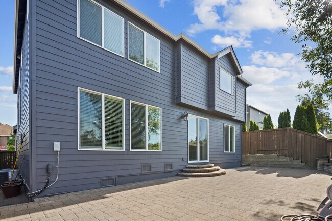 Building Photo - 5832 NW Bannister Dr