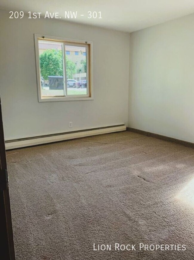 Building Photo - Your Modern Oasis in Osseo for $1,200/mont...