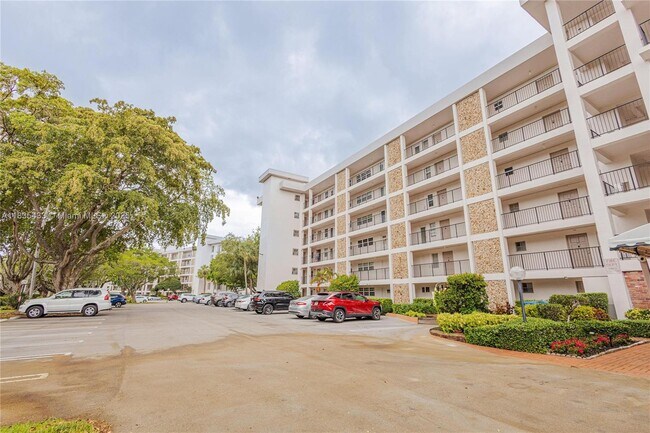 Building Photo - 2751 N Palm Aire Dr