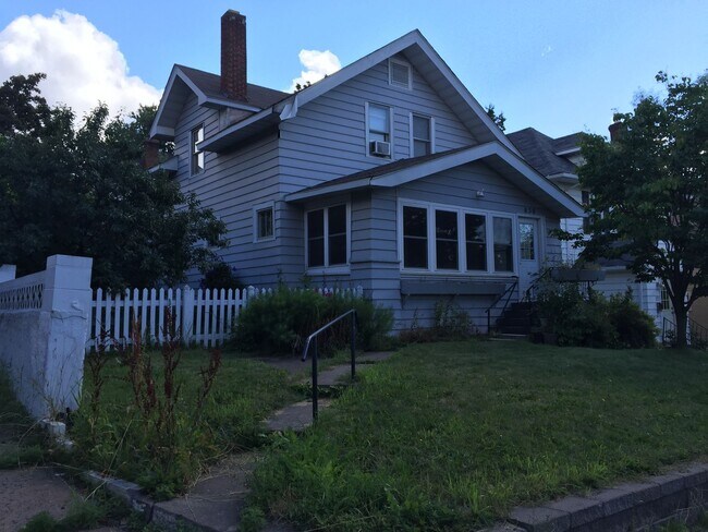 Building Photo - 630 N 16th Ave E