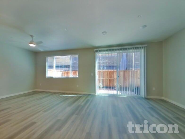 Building Photo - 6 Adella Pl