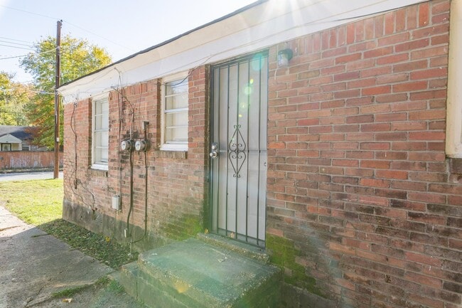 Building Photo - 1677 Echles St