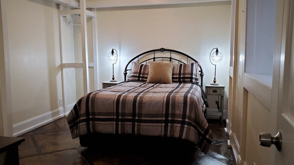 bedroom 2 with queen bed - 101 W Oglethorpe Ave