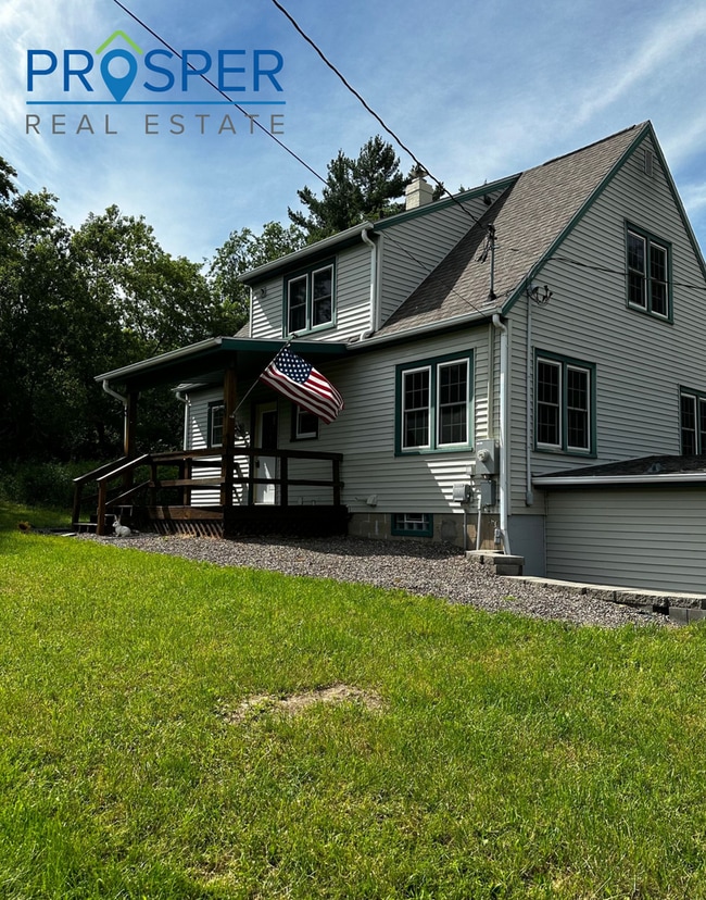 Building Photo - 3 Bedroom Farmstyle House with 3 acres!