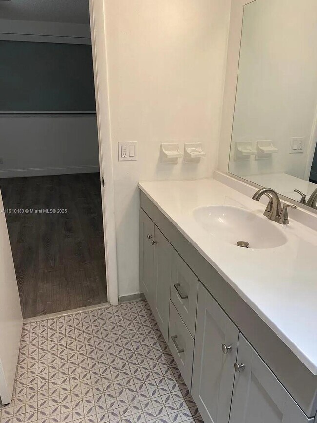 Building Photo - 1333 E Hallandale Beach Blvd