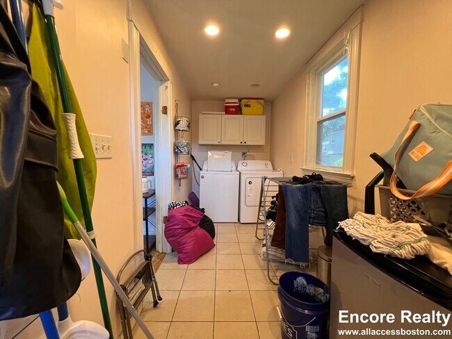 Building Photo - 9 Kenwood St