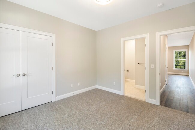 Building Photo - 502 Edgewater Cir