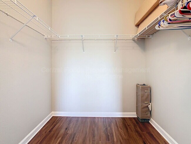 Building Photo - 2300 Silver Palm Dr