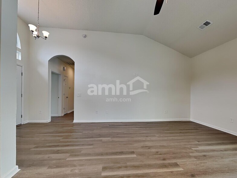 Building Photo - 523 Amsonia Cir