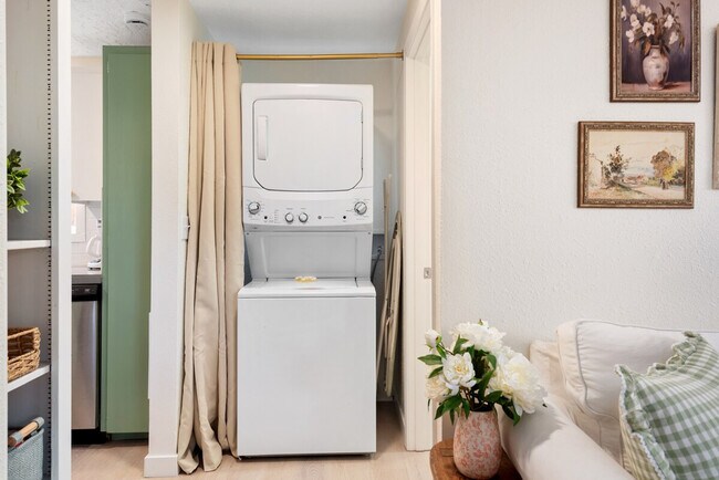 Building Photo - 838 SE Tacoma St