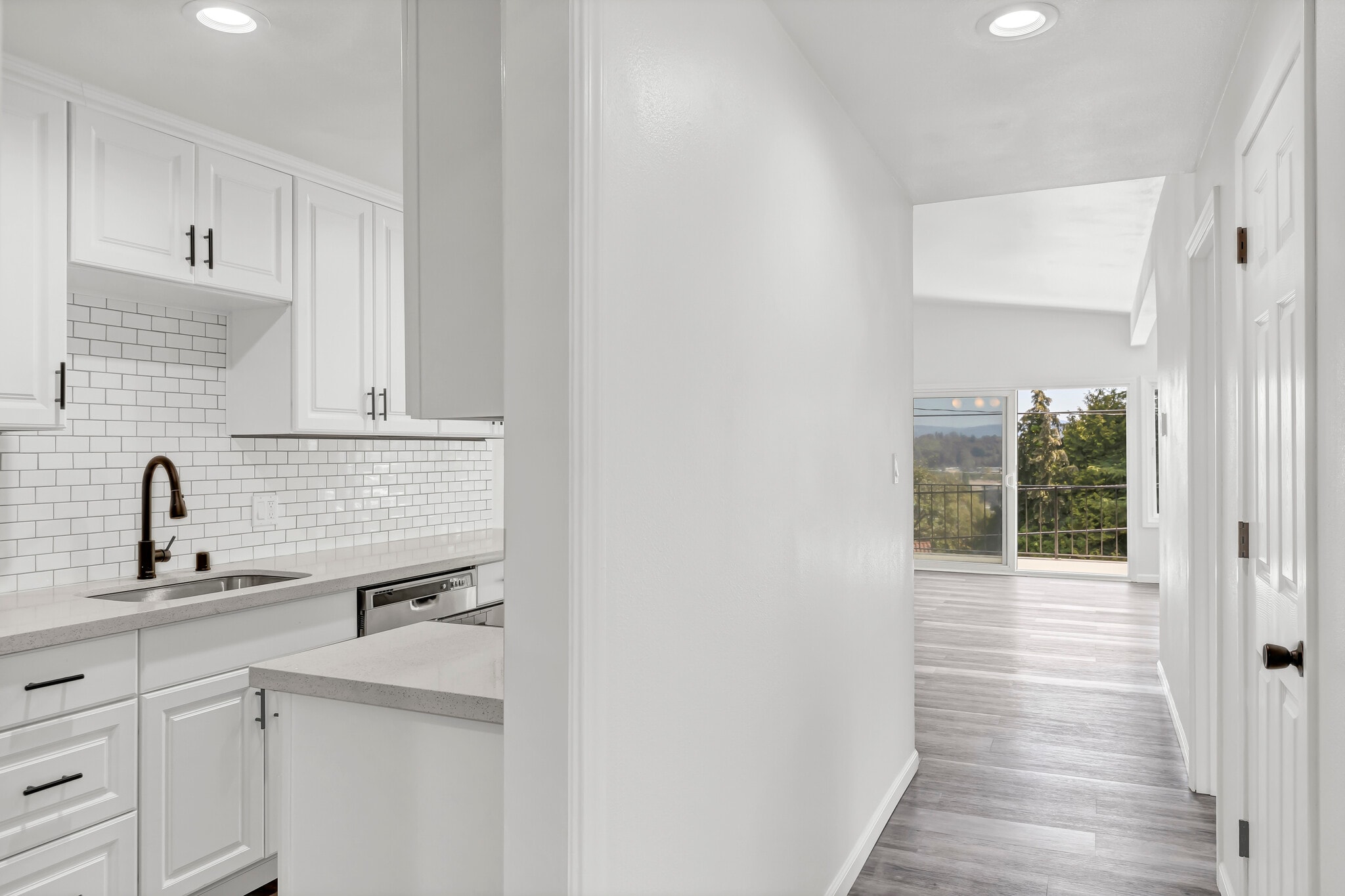 Building Photo - 10607 Des Moines Memorial Dr S