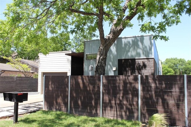 Building Photo - 3700 Garden Villa Ln