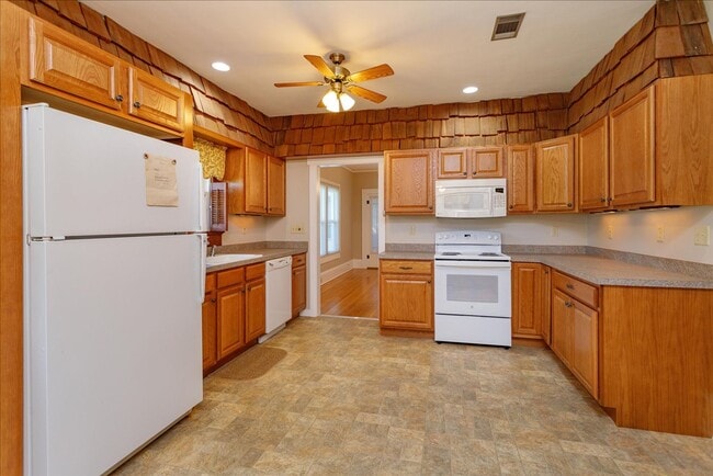 Building Photo - Run don't walk for this one of a kind beautifully maintained Old Florida Charmer on a park like d...