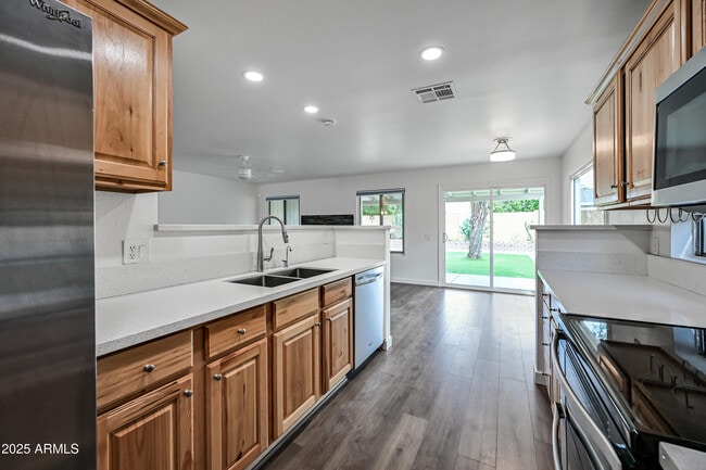 Building Photo - 3334 W Monona Dr