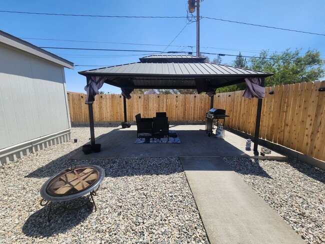 Building Photo - Fully Furnished 3 Bedroom Home