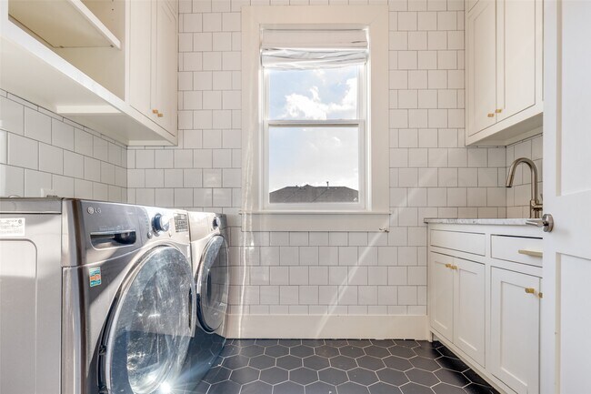 Building Photo - 709 E 13th St