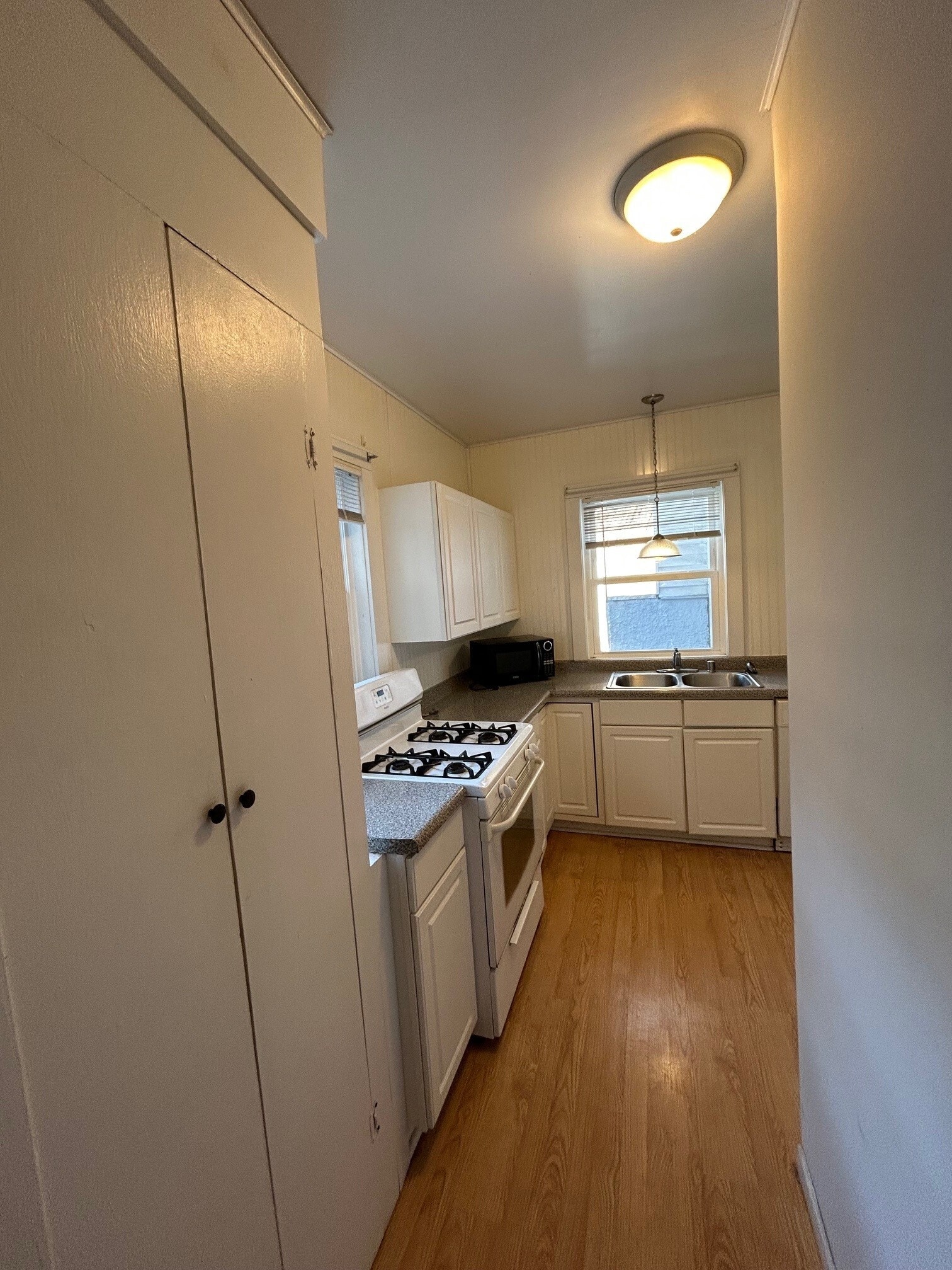 Building Photo - 450 W Washington Ave