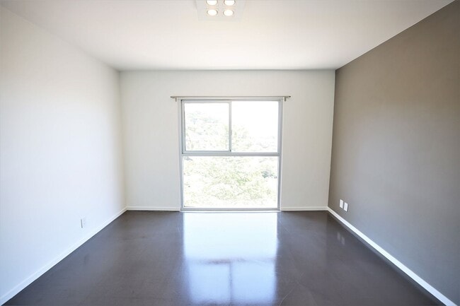 Building Photo - Stunning Mid-Century Modern 3 Bed/ 2 Bath ...