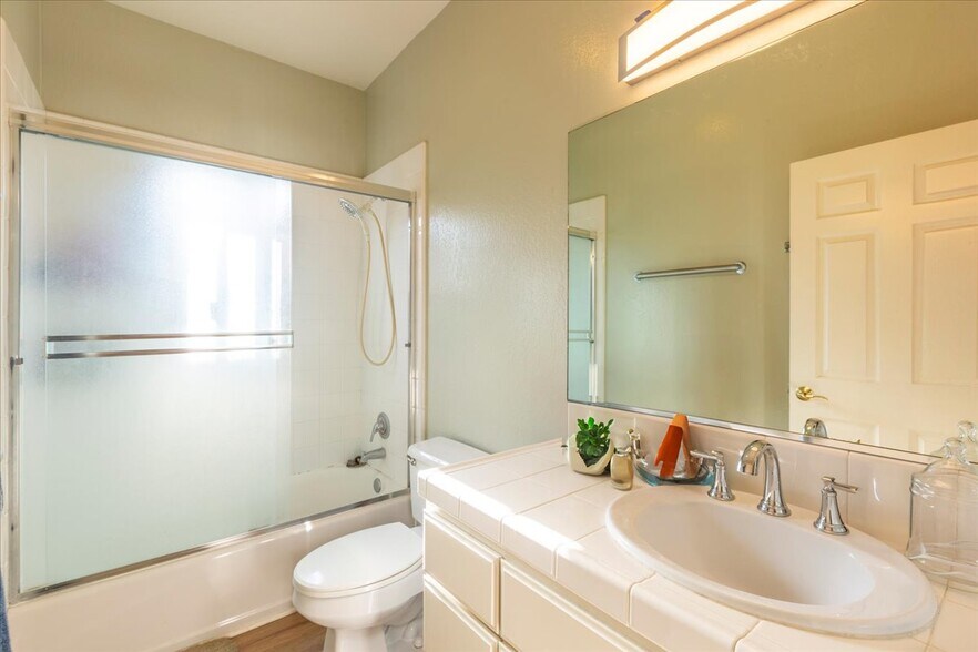 Building Photo - 1084 Portola Ave