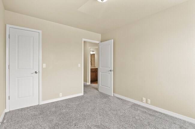 Building Photo - Stunning 5 Bedroom in School District 20