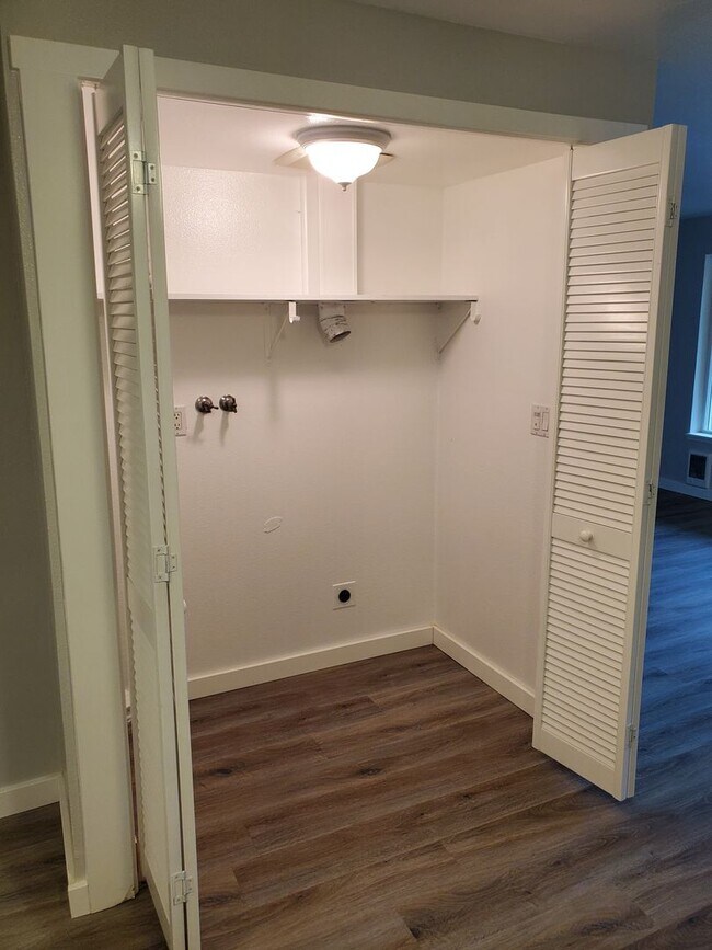 Building Photo - Cute 2 Bedroom 1 bath apartment in the heart of Silverdae