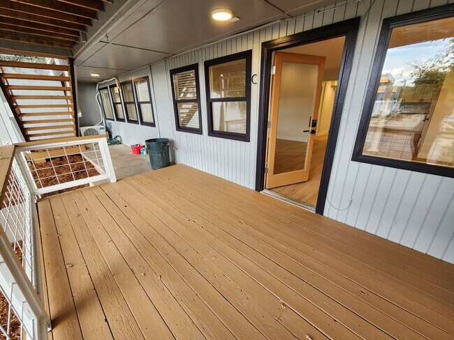 Building Photo - Gorgeous Remodeled 3 bed 2.5 bath in West ...