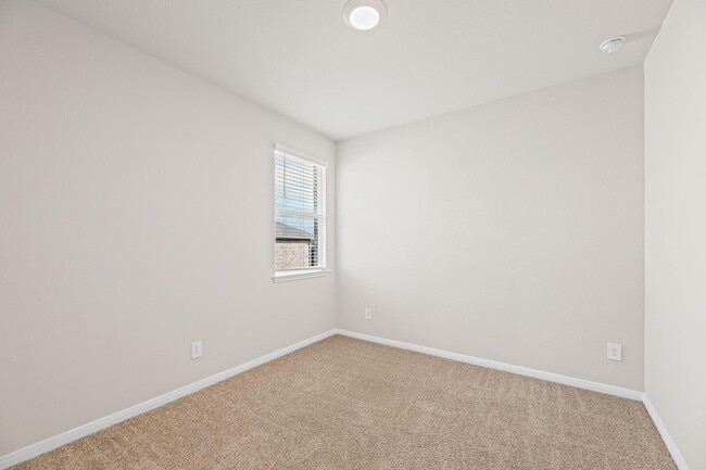 Building Photo - 142 Solitude Dr