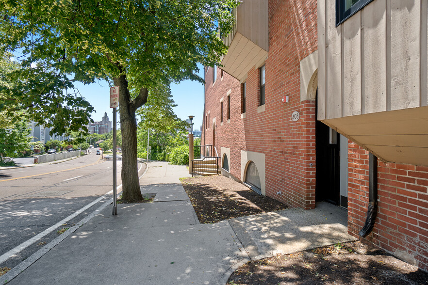 Building Photo - Charles Landing