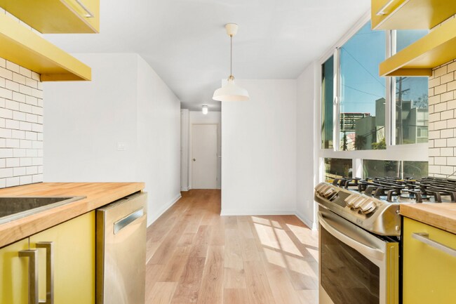 Building Photo - 40 18th Ave