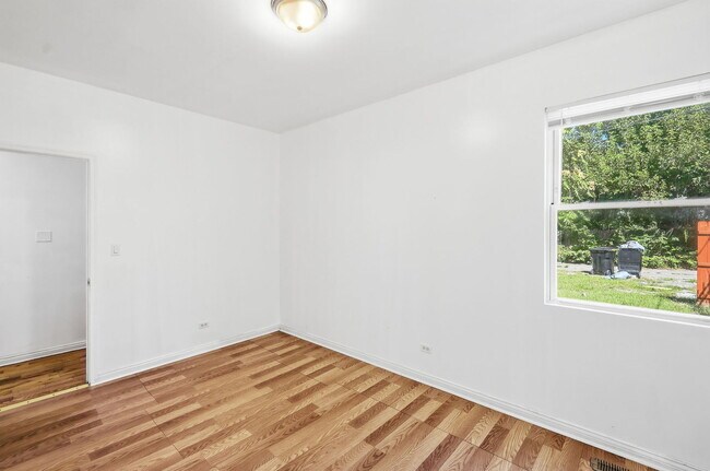 Building Photo - 1342 E 73rd St