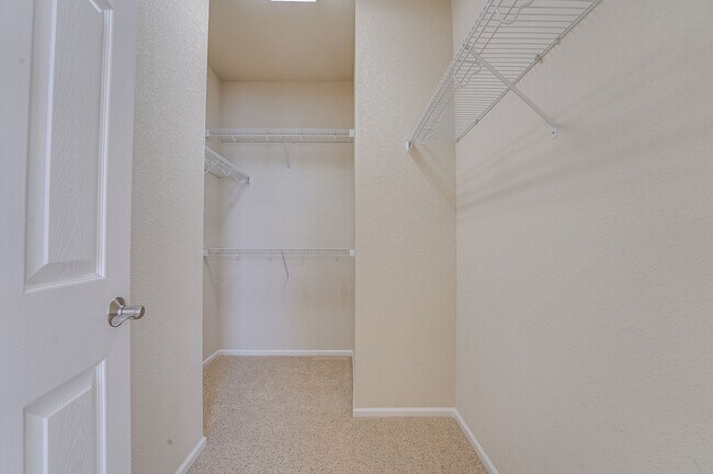 Building Photo - 2 bedroom, 2.5 bath townhome in Observatory Village