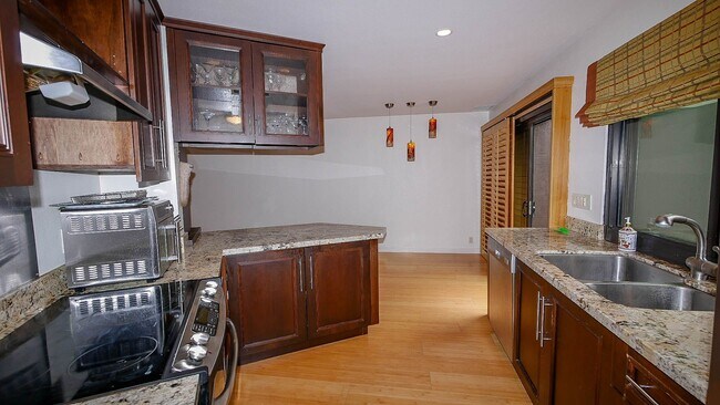 Building Photo - Stylish Sea Colony 3-Level Townhome!