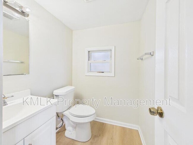 Building Photo - 773 Montana Ave