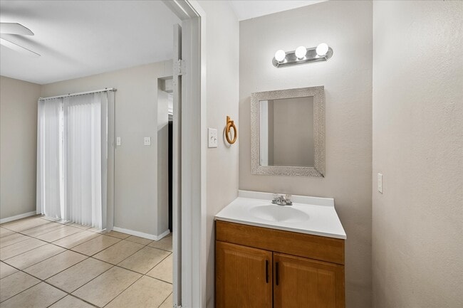 Building Photo - 2 Goldthread Ct
