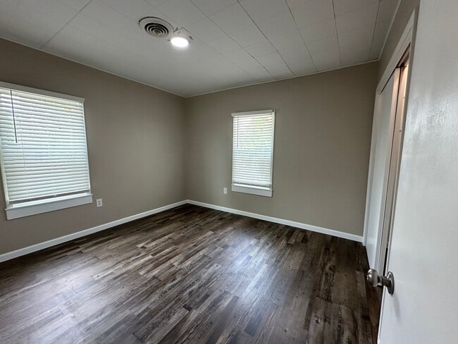 Building Photo - 2 Bedroom, 1 Bathroom Upper Level Apartment!